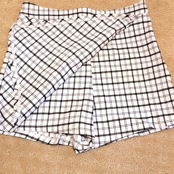 Garage Shorts Garage Black And White Skort Nwt Poshmark